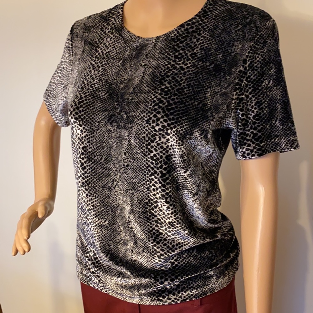 Dana Buchman - sharp, stretchy, and soft animal print short sleeve top. - Picture 1 of 7